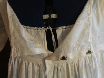 White Cotton Embroidered Regency Daydress - Fasteners